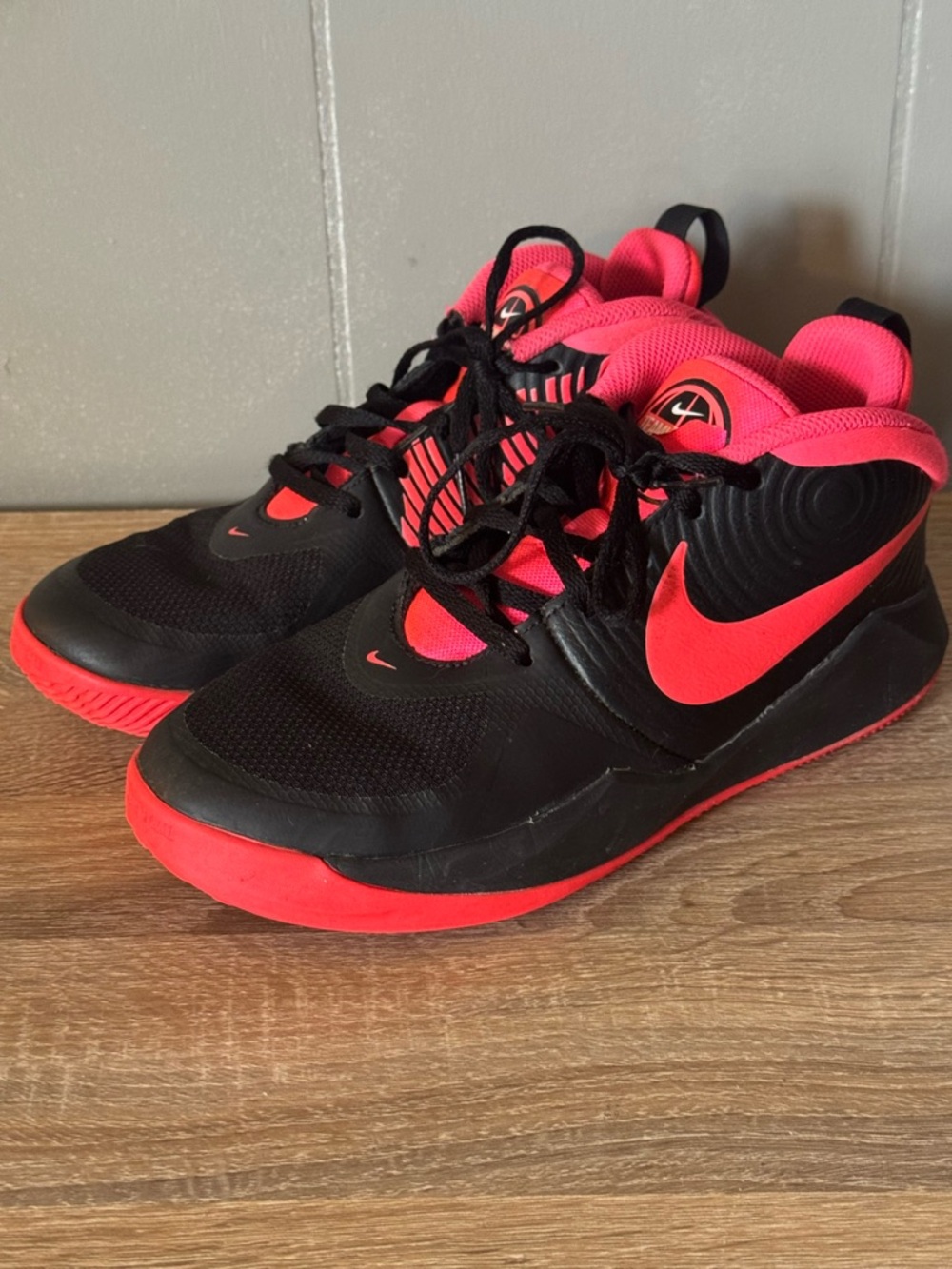 Nike Team Hustle Basketball Shoes Size 5 Youth